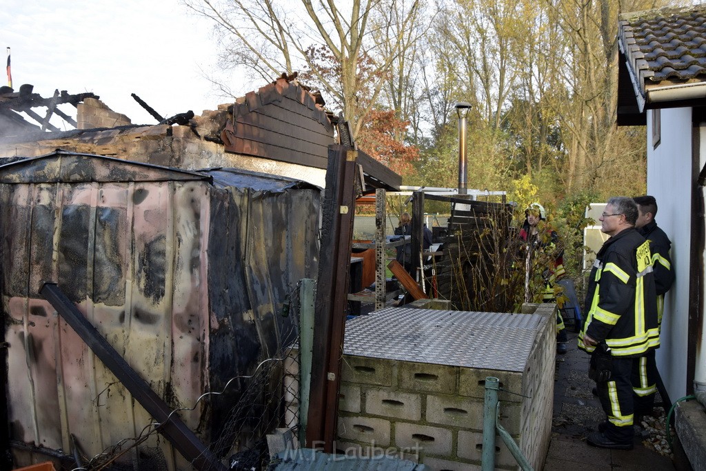 Feuer 1 brannten 3 Lauben Koeln Fuehlingen Kriegerhofstr P027.JPG - Miklos Laubert